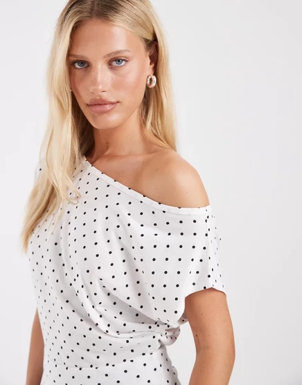 Топ Hollister с коротким рукавом и открытыми плечами в белый горошек white