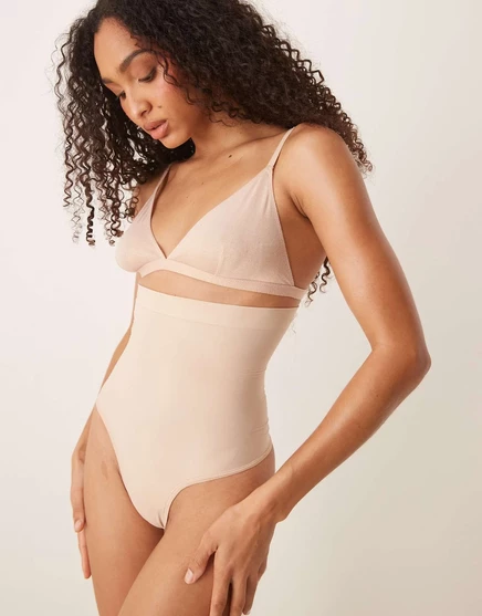 Бесшовные стринги Spanx с высокой талией из мягкого телесного материала nude