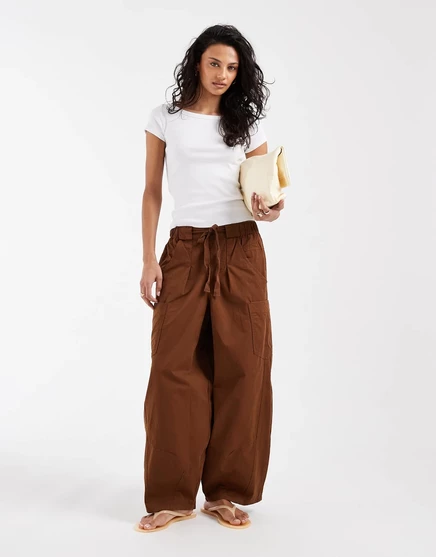 Дизайнерские брюки-клатчи ASOS DESIGN с объемной стиркой шоколадного цвета