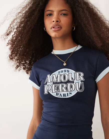 ДИЗАЙНЕРСКАЯ футболка ASOS для новорожденных с темно-синим принтом Amour Perdu