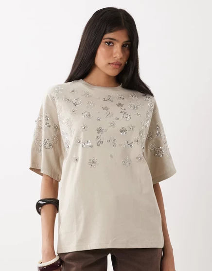 Украшенная объемной футболкой Miss Selfridge festival из камня stone