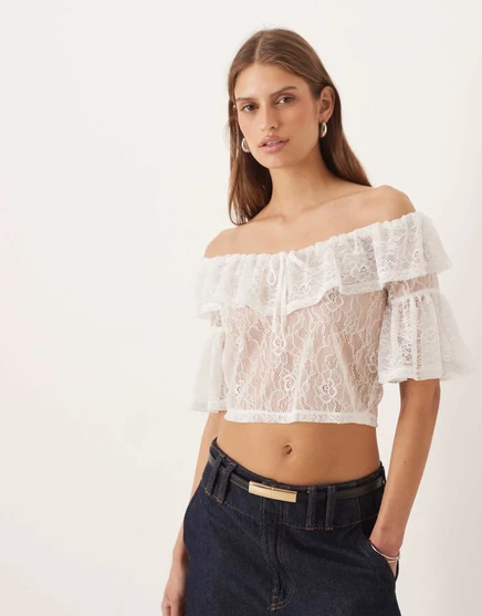 Укороченный кружевной топ-бардо с оборками ASOS DESIGN цвета слоновой кости ivory