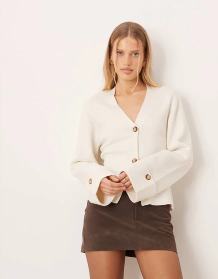 Вязаный кардиган с длинными рукавами и рельефным рисунком Gina Tricot белоснежного цвета off white
