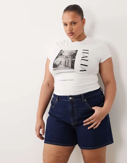 Укороченный топ ASOS DESIGN Curve с коротким рукавом и итальянским принтом кремового цвета