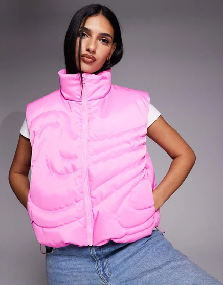 Спортивный пуховый жилет Nike Swoosh розового цвета bright pink