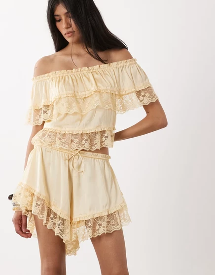 Женские атласные шорты Miss Selfridge с кружевом, кремовые