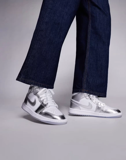 Женские кроссовки Jordan Air Jordan 1 Mid SE, серебристо‑белые