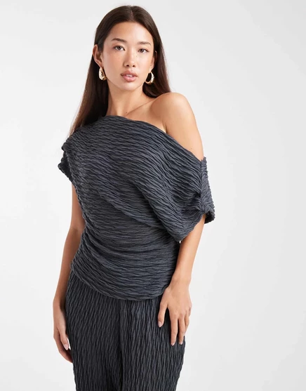 Драпировочный топ из текстурированного джерси Vero Moda с открытыми плечами асфальтово-серого цвета - часть комплекта asphalt