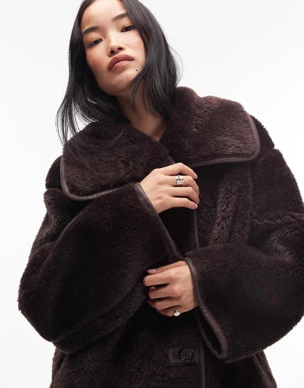 Куртка ARKET oversize из искусственной овечьей шерсти коричневого цвета с контрастной окантовкой  brown