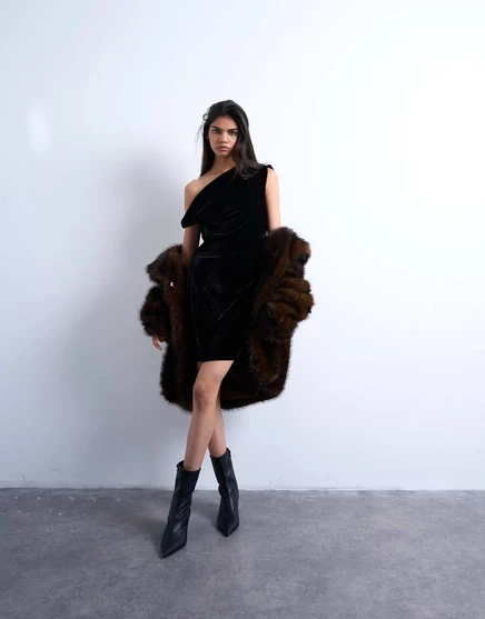 Бархатное мини-платье Topshop grown on twist shoulder черного цвета black