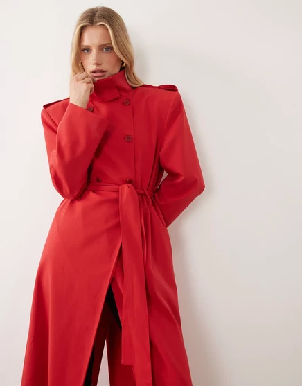 Тренчкот с дизайнерской накладкой на плече ASOS, сшитый на заказ в красном цвете red
