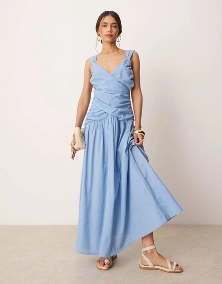 Льняное платье мидакси с заниженной талией от ASOS DESIGN с лифом-запахом небесно-голубого цвета sky blue