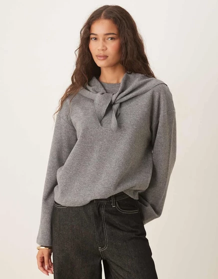 Поношенный свитер soft touch с шарфом цвета древесного угля  charcoal gray