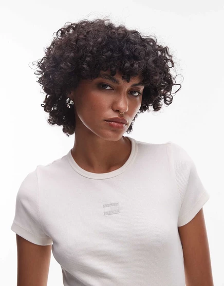 Футболка с центральным значком Tommy Jeans в тонкую полоску белого цвета white
