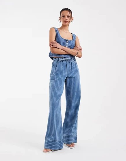 ДИЗАЙНЕРСКИЕ джинсы ASOS с широкими штанинами и вышитыми полосками в синюю полоску