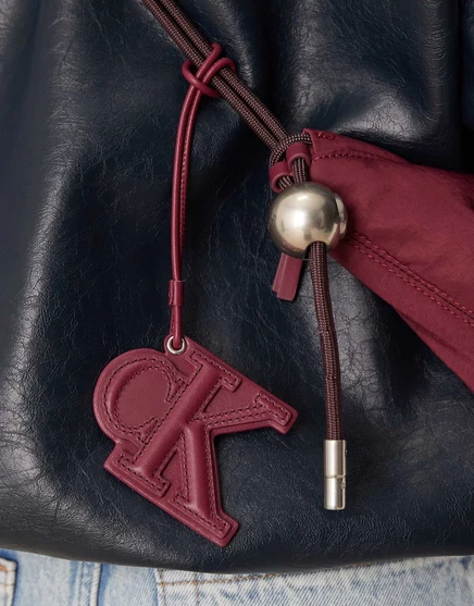 Очаровательная розовая сумка Calvin Klein Jeans с монограммой и тиснением burgundy