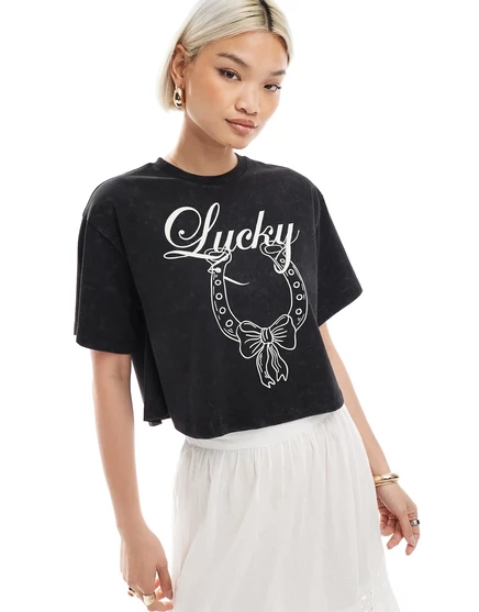 Свободная укороченная футболка Miss Selfridge с кислотной стиркой lucky horsesshoe черного цвета black