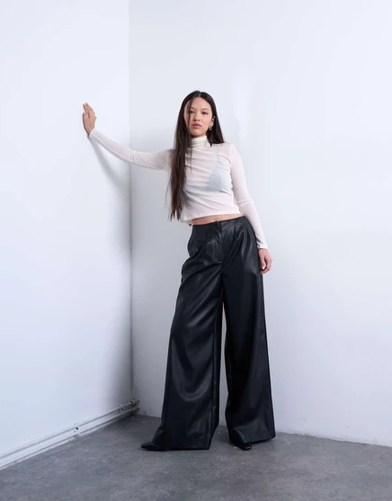 Супер широкие брюки из искусственной кожи Topshop черного цвета black