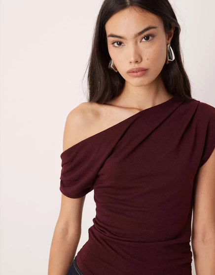 Трикотажный топ ASOS DESIGN со спадающими плечами в ягодном стиле berry