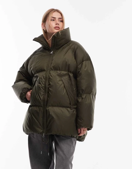 Удлиненный пуховик ARKET на пуху оливково-зеленого цвета olive green