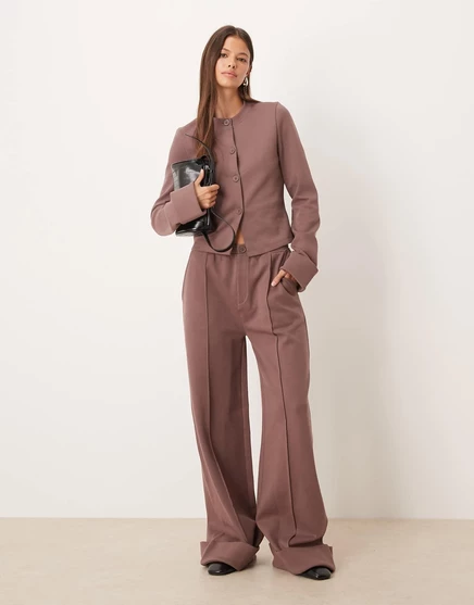 Спортивные брюки ASOS DESIGN interlock с отложным воротником коричневого цвета brown