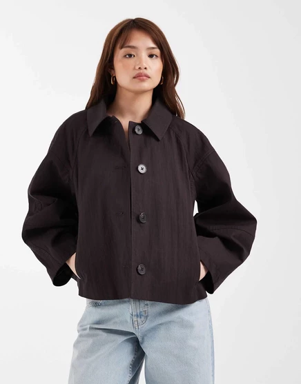 ДИЗАЙНЕРСКИЙ миниатюрный короткий тренч ASOS с плиссированными деталями шоколадного цвета