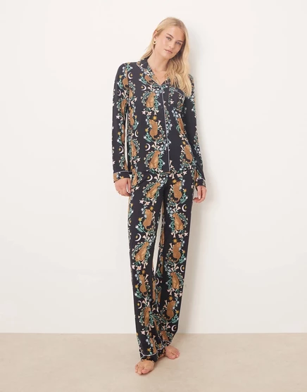 Пижамный комплект Chelsea Peers Tall poly с длинными рукавами revere темно-синего цвета с растительным тигровым принтом navy