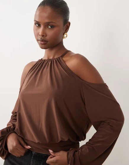 Облегающий топ-блузон ASOS DESIGN с открытыми плечами и рукавами-баллончиками шоколадного цвета