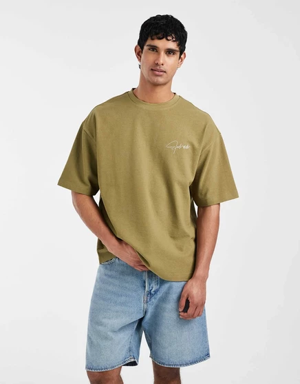 ДИЗАЙНЕРСКАЯ футболка оверсайз в тяжелом весе от ASOS с фирменной деталью на груди цвета хаки martini olive