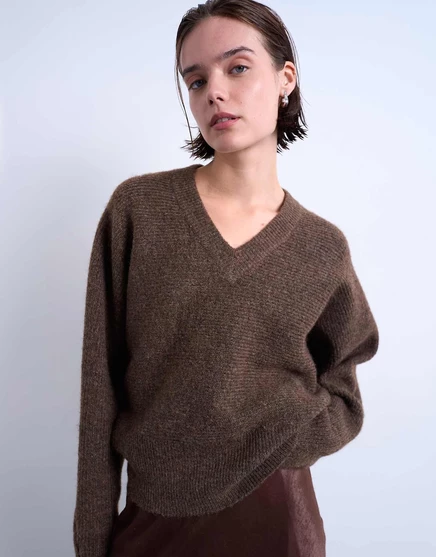 Вязаный свитер Topshop с высоким V-образным вырезом и горизонтальной строчкой коричневого цвета brown