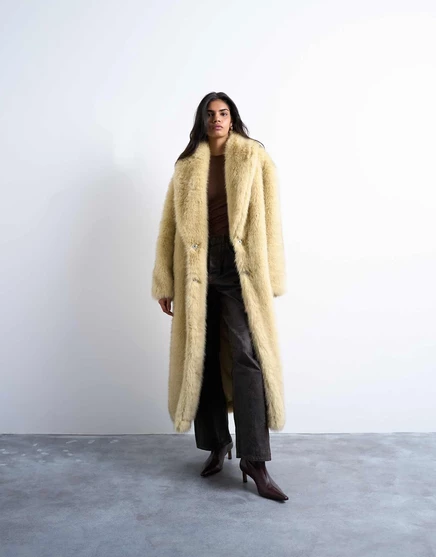 Сверхдлинное пальто-шаль оверсайз из искусственного меха Topshop цвета сливочного масла buttermilk