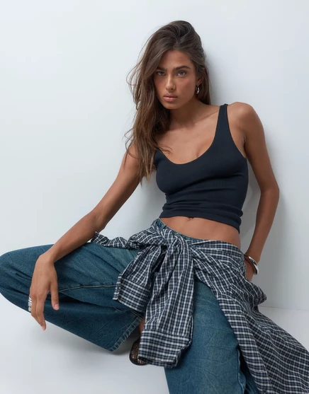 Бесшовная майка ASOS DESIGN с v-образным вырезом спереди и сзади черного цвета черный