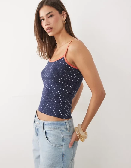 Женская майка ASOS Design в горох с красной окантовкой, темно-синяя