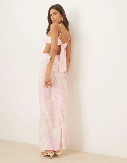 Красивое макси-платье с роскошным вырезом и розовым цветочным узором pink floral