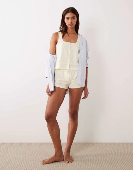 Пижамные шорты-боксеры с дерзким дизайном от ASOS, выполненные в молочном цвете