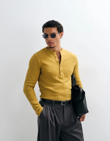 ДИЗАЙНЕРСКАЯ приталенная футболка ASOS с длинным рукавом и принтом henley в желтом вафельно-бронзовом цвете mist