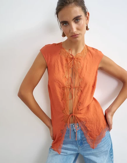 Кепка Topshop с асимметричным рукавом и завязкой спереди из кружева цвета ржавчины rust