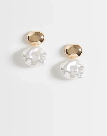 Маленькие серьги-гвоздики ASOS DESIGN с двойными каплями искусственного жемчуга золотистого цвета