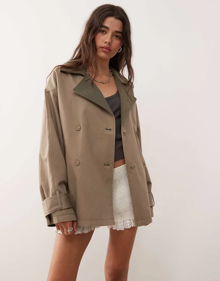 Женский короткий двусторонний тренч Monki с коричневым воротником, песочный