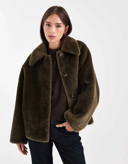 Короткое пальто из овчины ASOS DESIGN цвета хаки  khaki