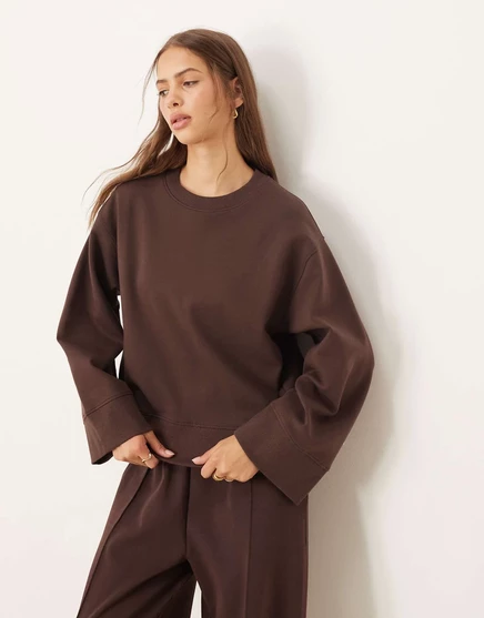 ОБЛЕГАЮЩИЙ топ с округлым вырезом горловины от ASOS DESIGN interlock шоколадного цвета chocolate