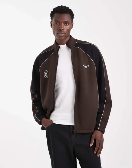 Непринужденная спортивная куртка ASOS DESIGN с коричневыми вставками по крою и нашивке и принтами brown