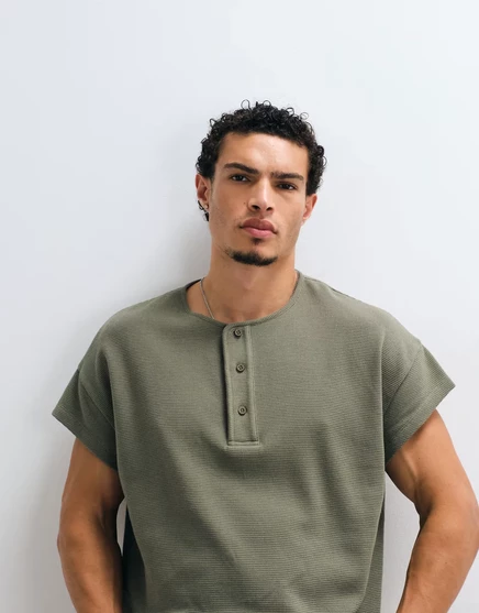 ДИЗАЙНЕРСКАЯ футболка оверсайз в клетку от ASOS с принтом henley и коротким рукавом цвета хаки, цвета вафли и пыльно-оливкового цвета