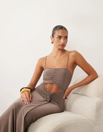 Женское приталенное макси-платье ASOS Design со сборкой и вырезом, песочно-серое