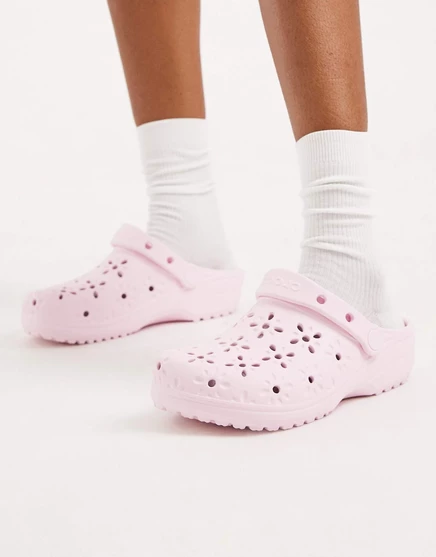 Классические сабо Crocs с цветочным рисунком молочно-розового цвета