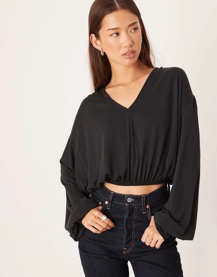 Укороченный топ с v-образным вырезом и рукавами-баллонами от ASOS DESIGN черного цвета black