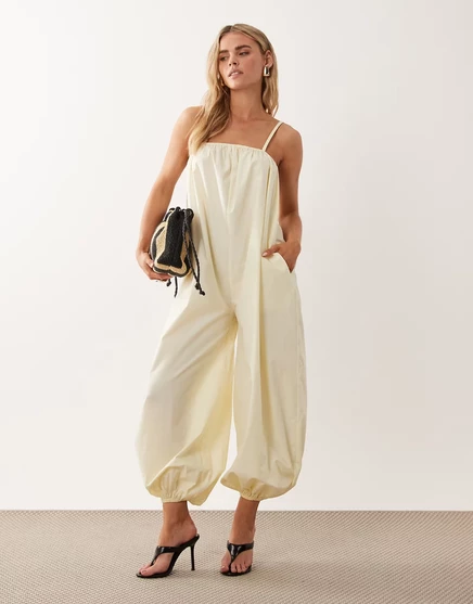 Миниатюрный комбинезон-баллончик ASOS DESIGN для ног кремового цвета