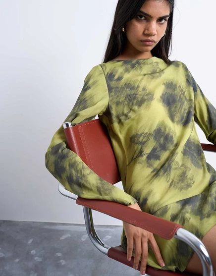 Мини-платье с вырезом лодочкой от Topshop с размытым зеленым принтом blurry green floral