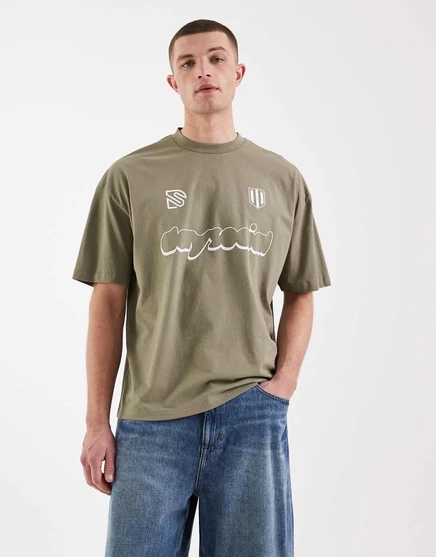 ДИЗАЙНЕРСКАЯ футболка оверсайз от ASOS с изображением футбола зеленого цвета хаки