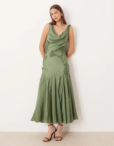 Платье-макси атласное ASOS DESIGN с объемными цветочными мотивами из органзы, цвет хаки khaki